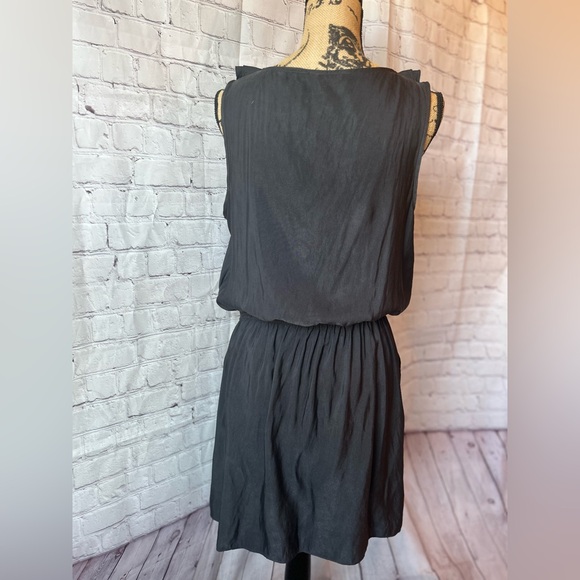 🩶🖤RUFFLE SLEEVELESS DRESS🤍🩶 - Picture 2 of 5